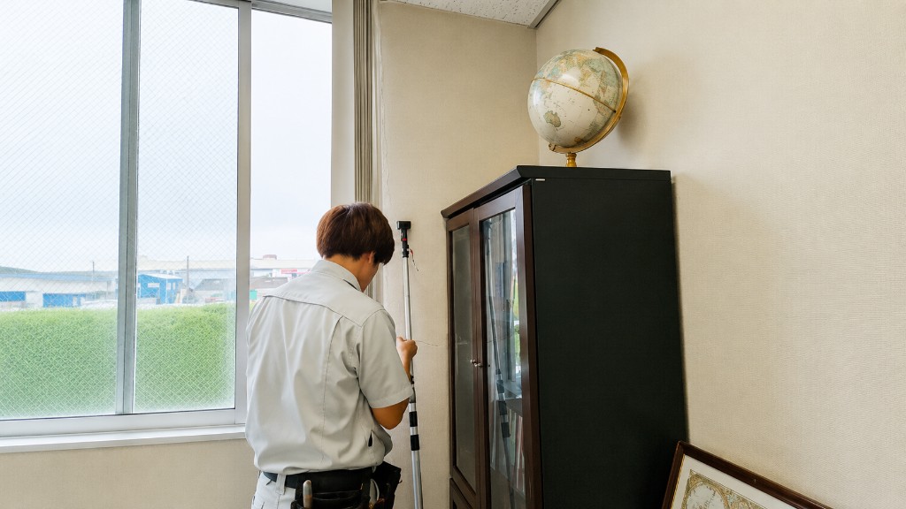 屋上での漏水調査の様子